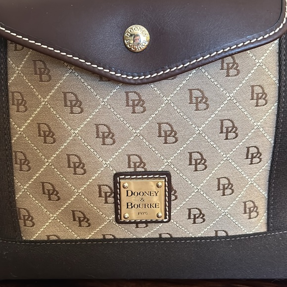 Dooney and Bourke beautiful never used Go 2 Tote! Tonal light brown/dark brown - Picture 2 of 10